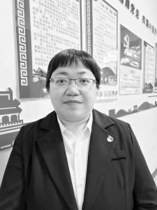               王瑛不断尝试运用新教法，使学员“身临其境”感受党课的魅力。        