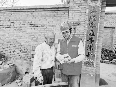           只要群众一个电话反馈，武琛（右）总会第一时间到达。 图片由受访者提供        