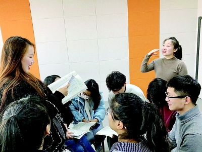           经过教学改革，许多学生对学习的兴趣越来越浓厚。 图片由受访者提供        