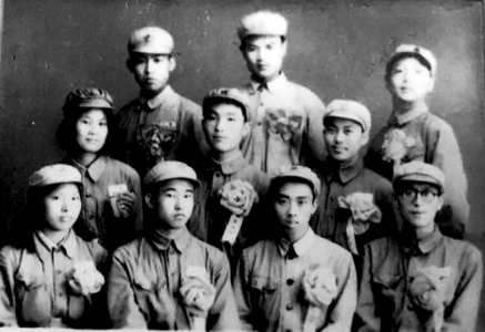           李征明烈士生前立功时与战友合影（中排中为李征明烈士）        