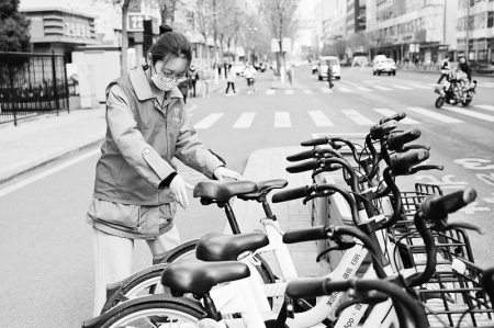           规范摆放共享单车 本报记者 康乐 摄        
