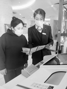           认真服务每一位客户 图片由浦发银行太原分行提供        