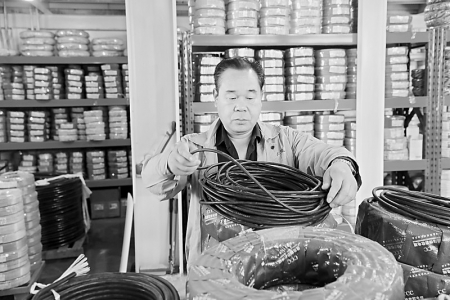           工人正在备货 本报记者 康乐 摄        