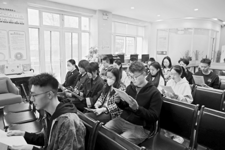           青年干警坚持每日晨读 本报记者 康乐 摄        