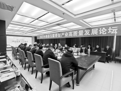           论坛上专家荟萃、群贤聚首，共同研讨梨果产业发展新技术、新思路、新观点。        