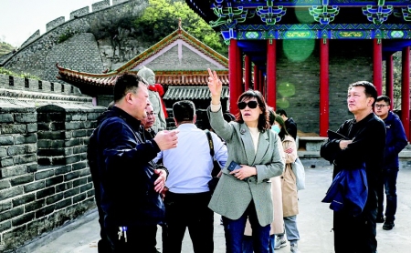           调研组和专家组深入长城重点保护段、核心形象带和项目建设一线，了解详细情况。 本组摄影 本报记者 胡远嘉        