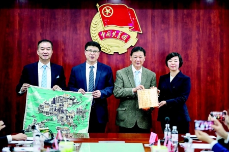           第六届“晋港青年汇·山西机遇行”内地实习计划座谈会后，山西省青年联合会与香港山西商会互赠礼物，以加深晋港两地青年的友谊。 本报记者 胡远嘉 摄        