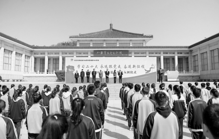           240余名学生集中入团        