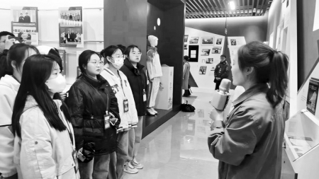           领悟中国航天精神的内涵，向航天英雄致敬。 本报记者 刘琴 摄        