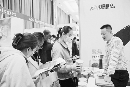           中国实验动物学领域著名专家学者共襄盛会 本报记者 康乐 摄        