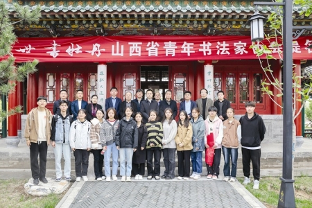           书法爱好者欣赏书法家作品 本版摄影 本报记者 胡远嘉        