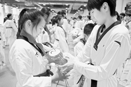           运动员向孩子们送上精心准备的小礼物 图片由山西省青少年事业发展中心提供        