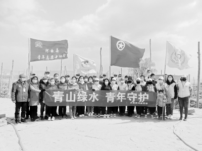           提高环保意识，共同守护母亲河。图片由团河曲县委提供        