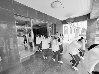          演练中，学生有序撤离。        