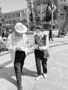           讲解犯罪手法，传播防范知识。通讯员 侯丹 摄        