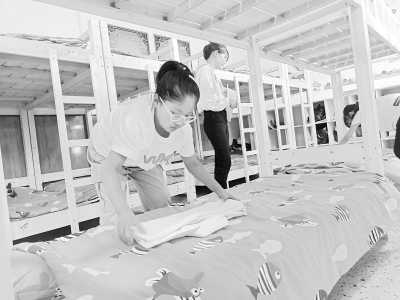           “劳动小达人”一展身手 本报记者 康乐 摄        