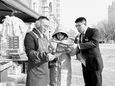           任德建（右）用平凡书写敬业        