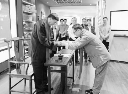           举行拜师仪式 图片由山西药科职业学院提供        