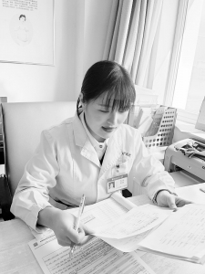           李燕始终以饱满的热情、娴熟的护理技术为孕妇排忧解难。        