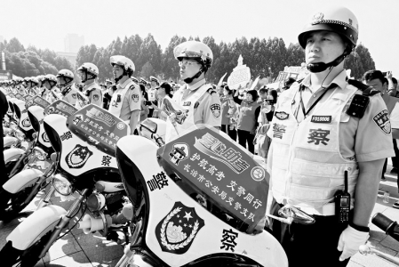           护航高考，交警同行。        