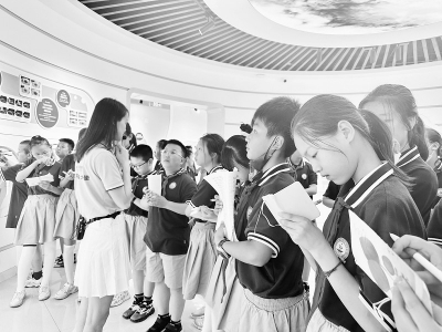           队员们在活动中探索眼睛的奥秘 图片由共青团太原市小店区委提供        