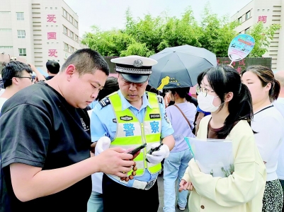               长治交警三大队民警为考生提供服务。 本报记者 刘琴 摄        