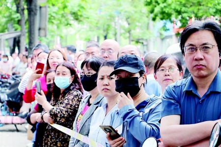           太原市成成中学考点外，满怀期盼的家长们等待孩子走出考场。 本报记者 王钰钦 摄        