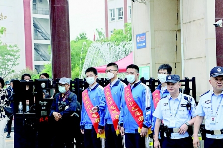           太原五中考点外，志愿者与安保人员共同维护考点秩序。本报记者 康乐 摄        