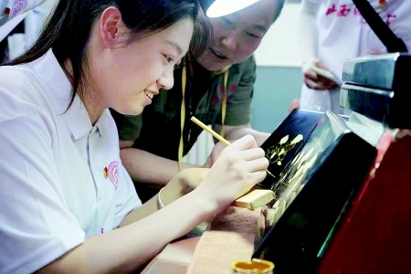           实践队员体验推光漆器描金技艺        