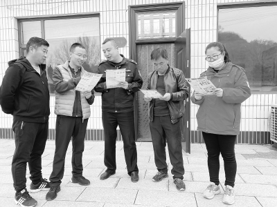           派出所民警定期走访，倾听群众呼声。 图片由襄垣县公安局王村派出所提供        