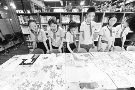           让学生更富有创造性地投入到学习探索中 本报记者 康乐 摄        