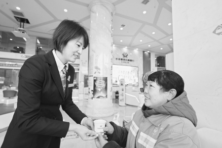          爱心驿站提供贴心服务 漳泽农商银行 李雪 摄        