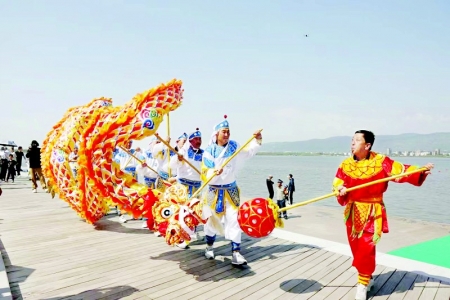           刚劲有力的舞龙表演开启端午文化系列活动 本报记者 康乐 摄        