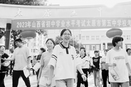           考生面带笑容走出考场 本报记者 康乐 摄        