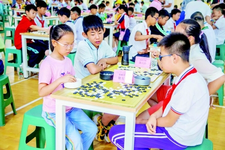           小棋手们赛场上“斗智” 本报记者 康乐 摄        