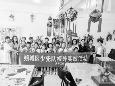           孩子们在实验基地里体验非遗制作 图片由团朔城区委提供        