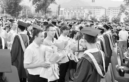           愿历尽千帆，归来仍少年。        
