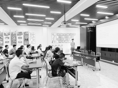          优秀学子分享学习经验 本报记者 孟存田 摄        