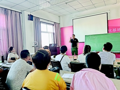           开展直播技能培训 图片由受访者提供        