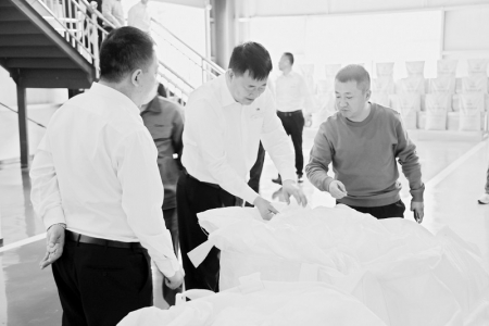           柳林农商银行董事长李林军（中）在企业实地调研        