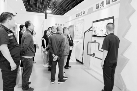           参训人员参观消防科普教育馆 图片由左云县消防救援大队提供        