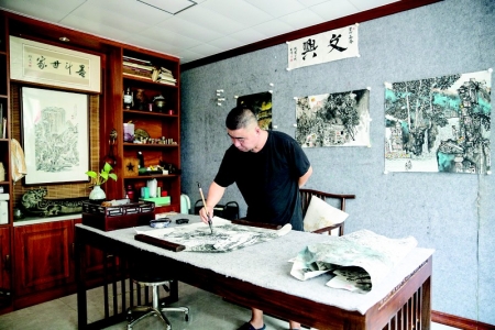               马晓煜在绘画艺术上从来没有停下过探索的脚步本版摄影 本报记者 李睿        