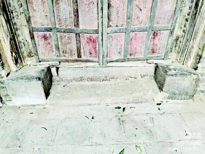           房顶、窗户、房门都以木质结构为主        