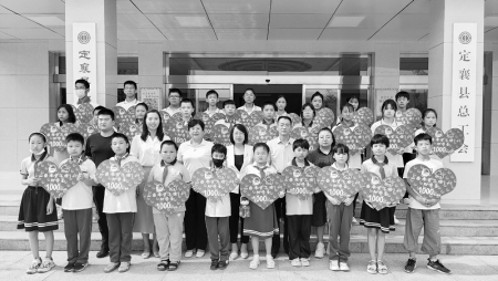           发放助学金 本报记者 陈晓平 摄        
