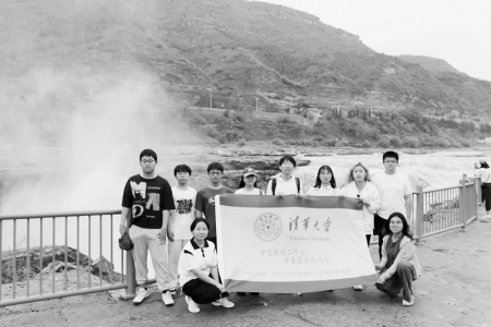           清华学子实地考察壶口景区 图片由受访者提供        