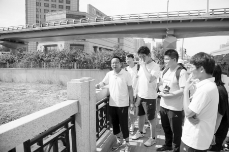           实地考察“九河”本报记者 康乐 摄        