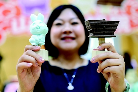           借美味萌趣的文创雪糕，让大家了解山西历史文化知识。 本组图片本报记者 胡远嘉 摄        