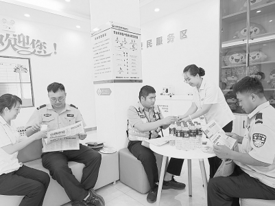           万荣农商银行工作人员邀请执勤民警在休息期间到爱心驿站消暑纳凉图片由省联社提供        