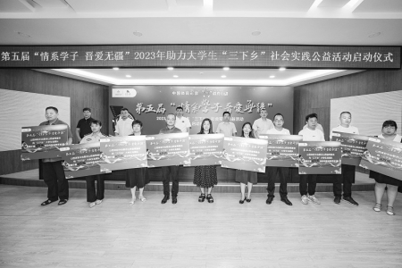           “流动电影放映系统”用于丰富农村群众的精神文化生活 本报记者 胡远嘉 摄        