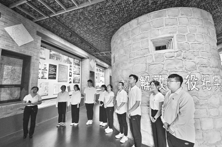           聆听一段段革命故事，了解革命历史。        